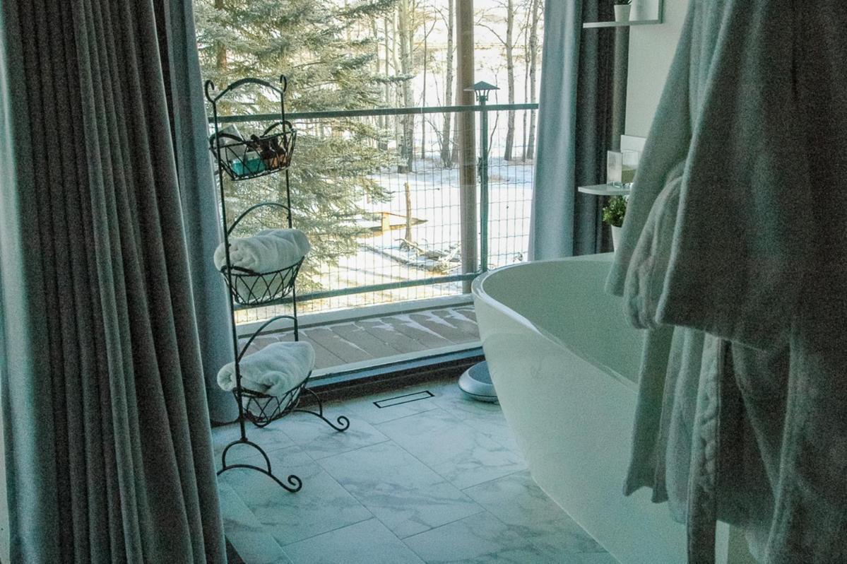 Roundhouse Grotto Bed and Breakfast YYC Eksteriør billede